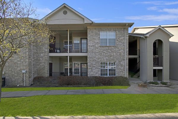 Arbors at Wolf Pen Creek apartments building exterior