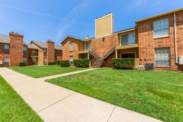 Quail Crossing apartments exterior buildings with large green lawn